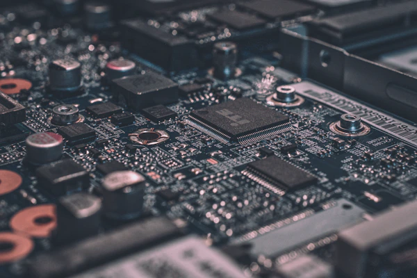 Detalhe de placa eletrônica de um controlador de automação