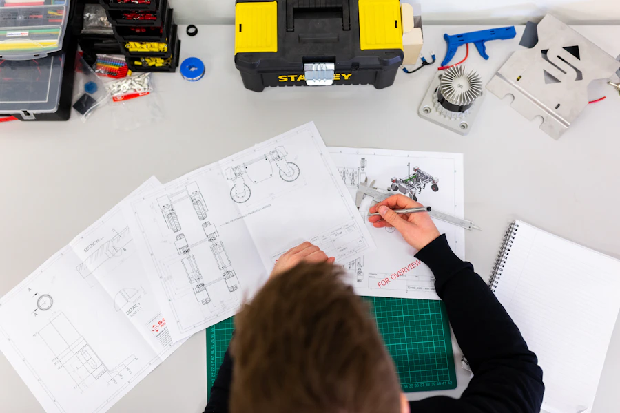 Equipe analisando o layout de uma linha de produção automatizada